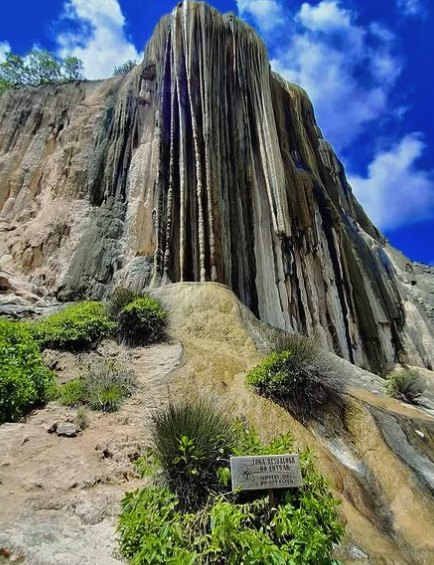 The steep footpath from the terrace down towards the lower viewpoint at Hierve el Agua