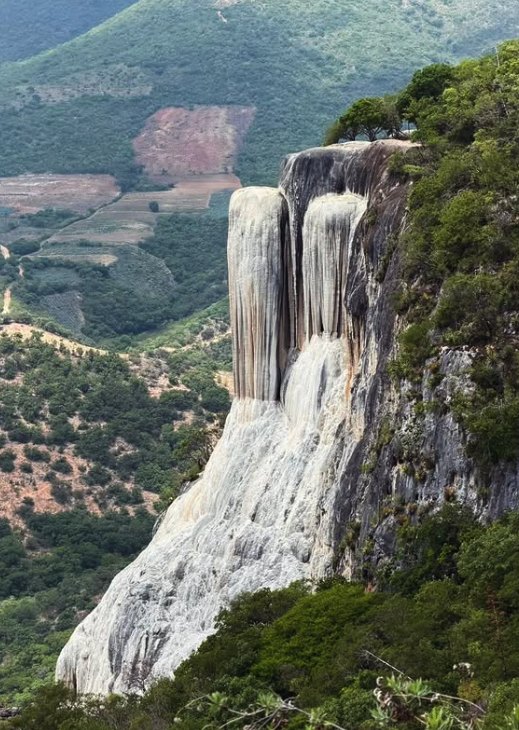 The mountain road above the valley